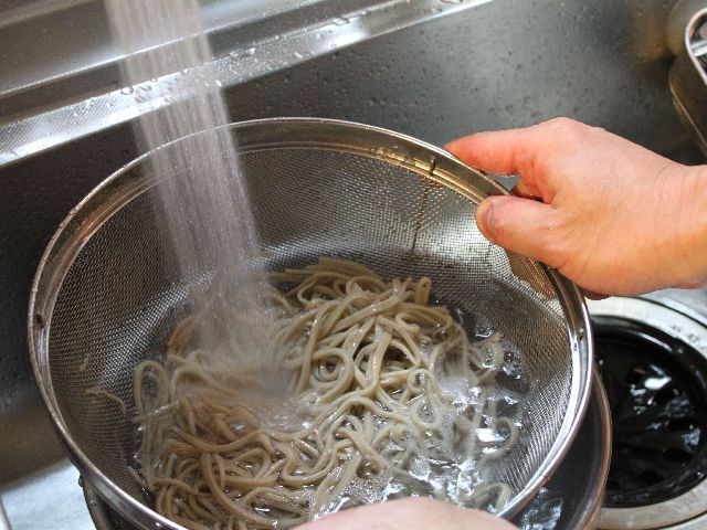 流水で洗う