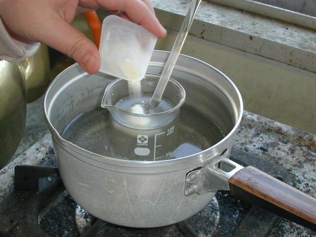 ショ糖溶液に粉末寒天を加える